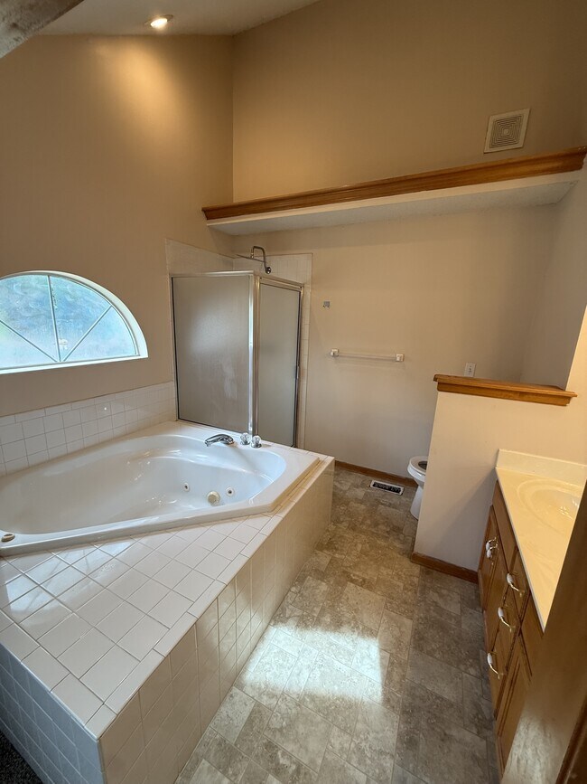 Building Photo - 822 SW Montana Ridge Dr