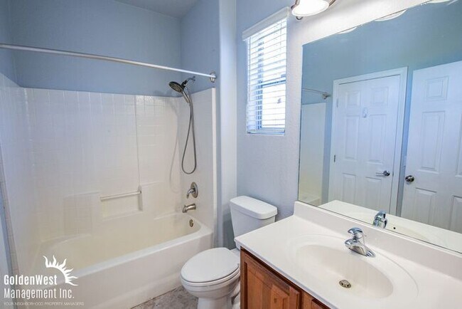 Building Photo - Stylish 5Bdm 4.5Ba Home in Las Vegas.