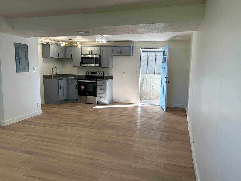 Kitchen dining area, independent entrance - 4171 S 4900 W