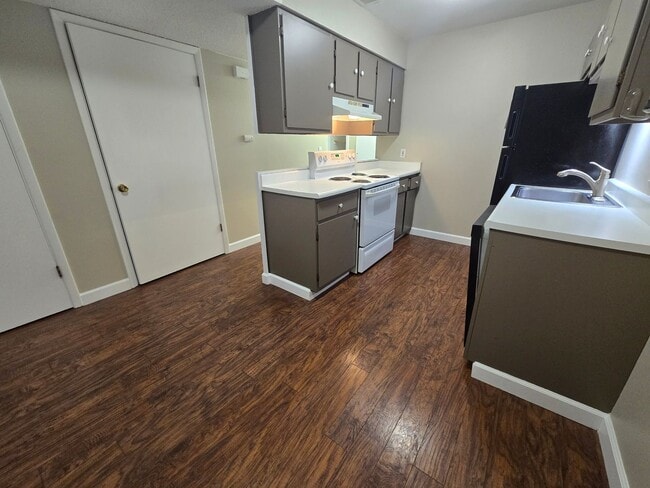 Building Photo - Sunny and Fresh One Bedroom Condo Available For Rent in Louisville!