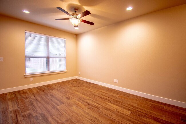 Building Photo - 347 Madison Oaks Ave