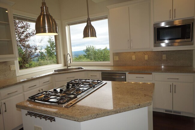 Building Photo - Exquisite NW Portland 4 bedroom with panoramic views