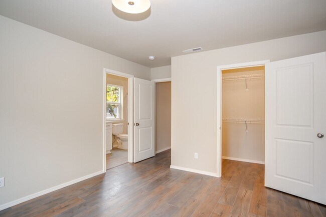 Building Photo - End-Unit Townhome in Desirable Midtown Neighborhood