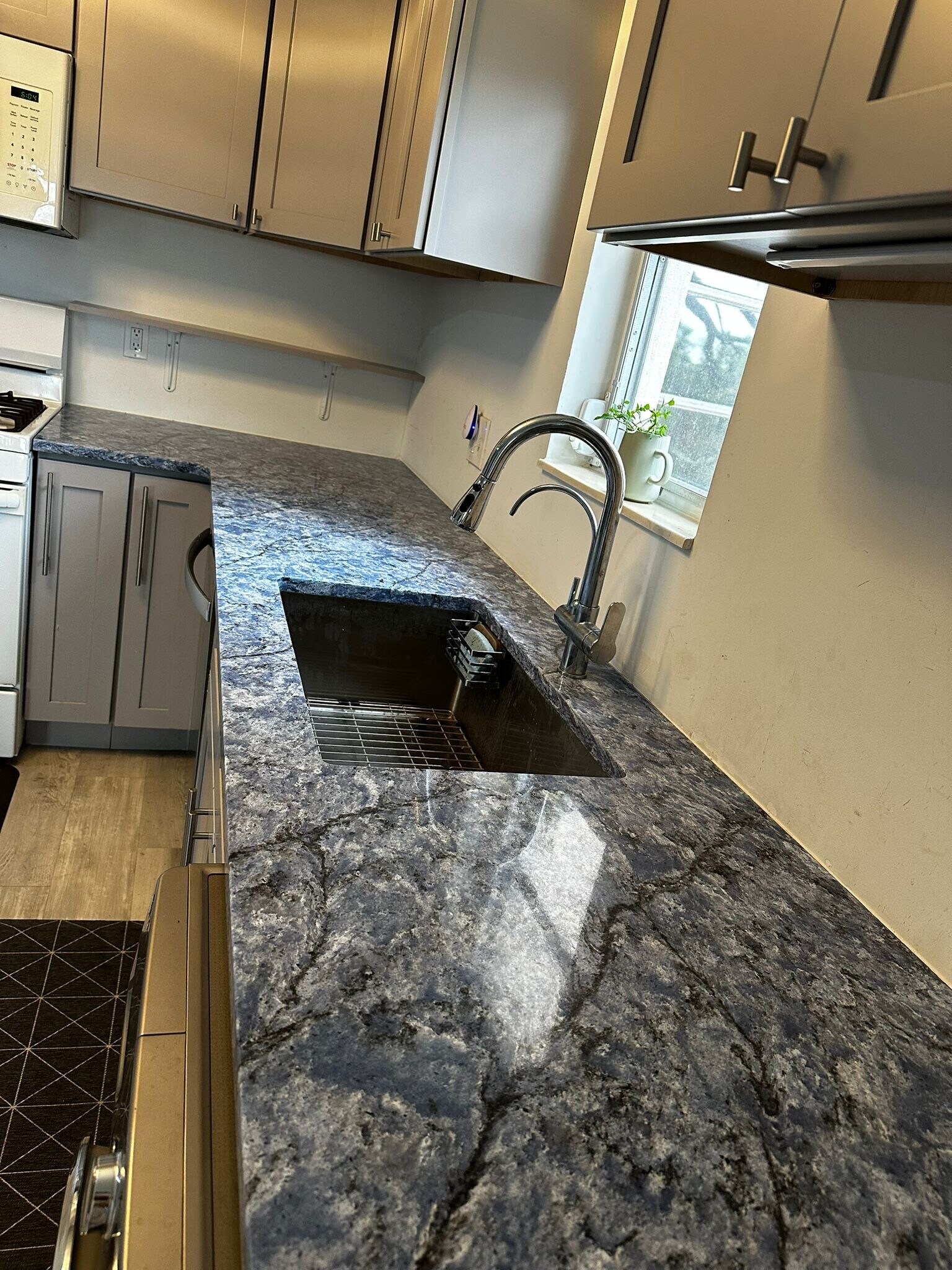Kitchen quartz countertops - 5623 80th St N