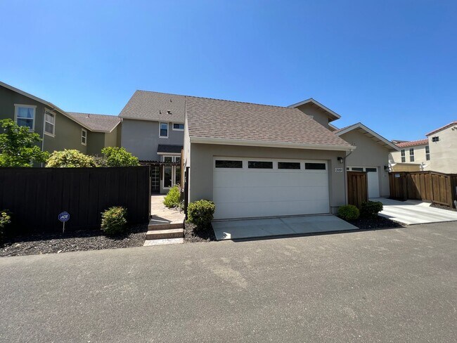 Building Photo - 3 bedroom | 2.5 bathroom | Crocker Village...