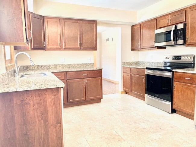 Building Photo - Lovely Mequon Ranch Home
