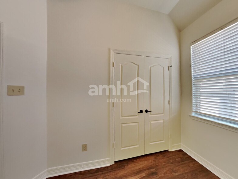 Building Photo - 10224 Forest Glade Ct