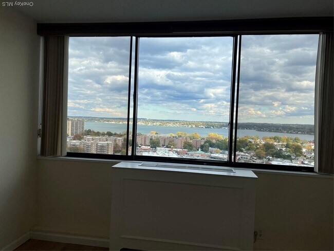 Building Photo - 2 Bay Club Dr