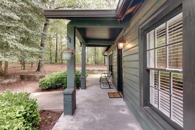 Building Photo - 505 Cherokee Rd