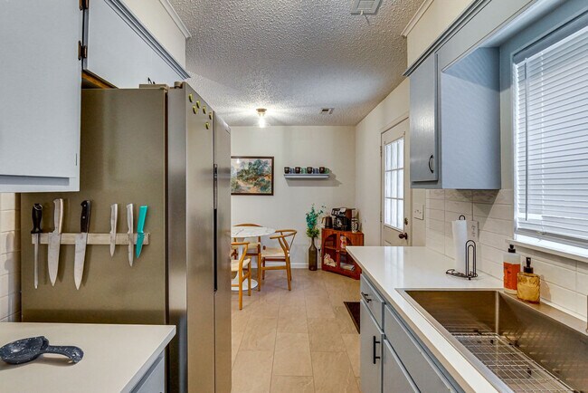 Building Photo - 2630 Kantz Dr