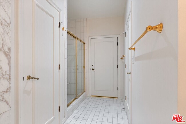 Building Photo - 1220 S Roxbury Dr
