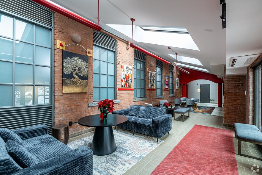 Lobby Photo - The Laurel