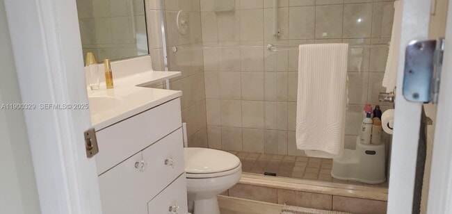 Building Photo - 900 NE 18th Ave