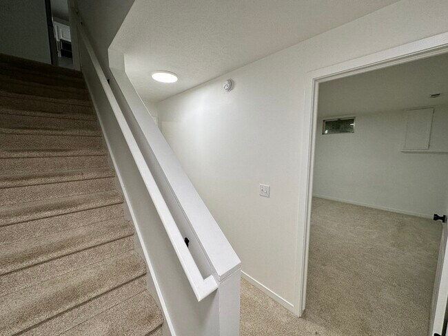 Building Photo - Grandville Condo 3 Bedroom and 2.5 Bathrooms