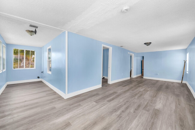 Building Photo - 1497 Silver Beach Rd