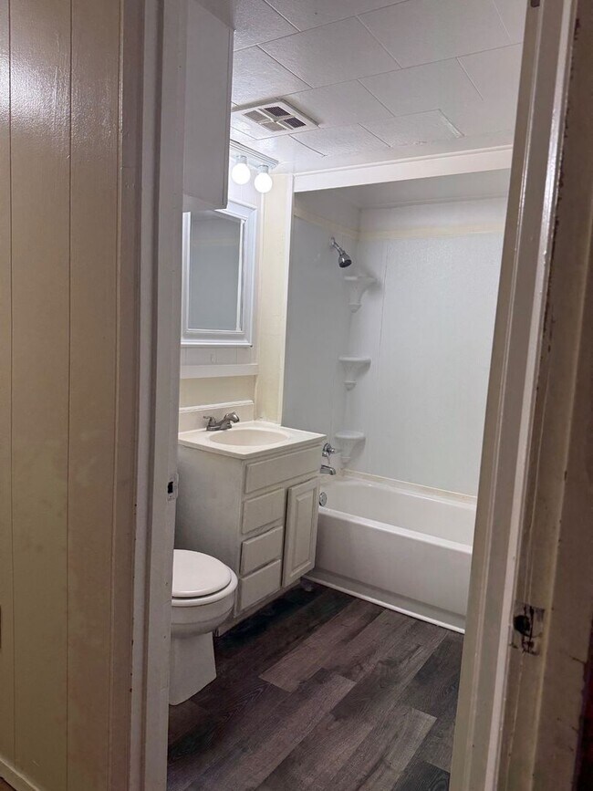 Building Photo - 902 S 29th Ave