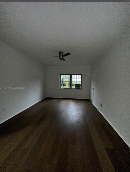 Large Living room - 1600 Michigan Ave