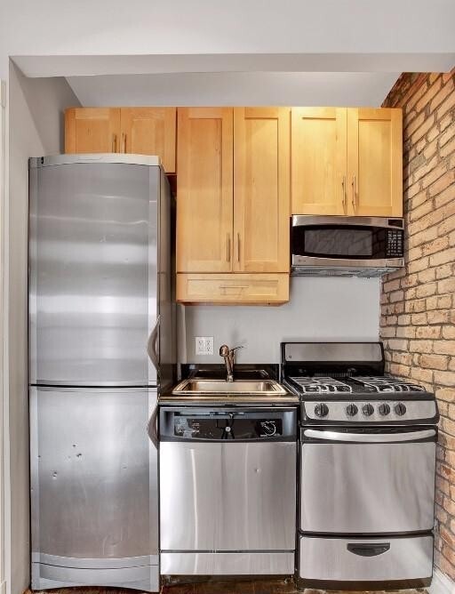 Building Photo - 521 E 5th St