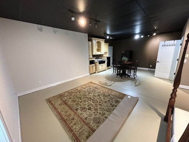 Building Photo - studio apartment