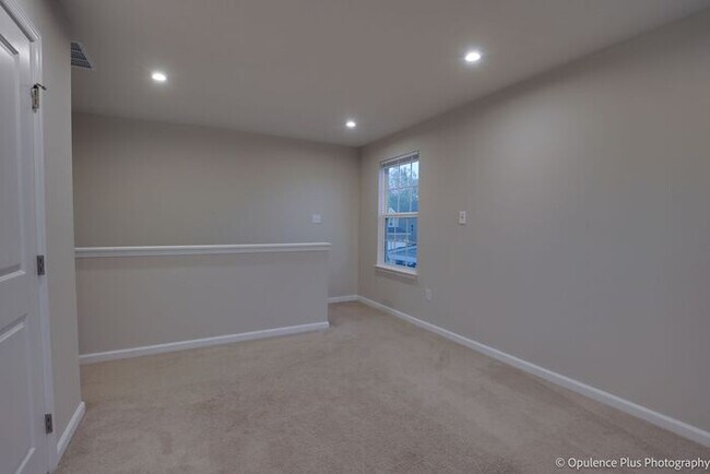 Building Photo - Gorgeous 3 Bed 3.5 Bath Fairborn Home!