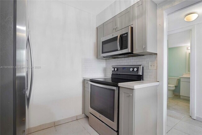 Building Photo - 6900 Bay Dr