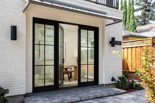 Building Photo - 160 Waverley St