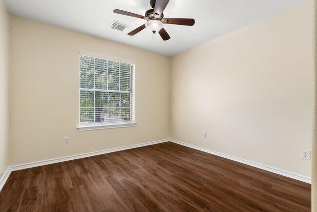 Building Photo - 27 N Queenscliff Cir