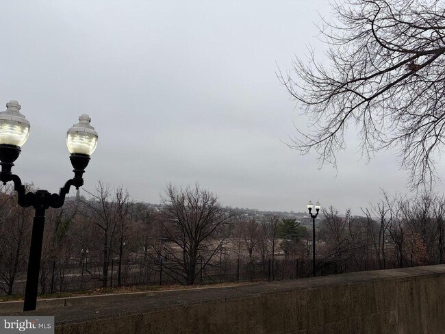 Building Photo - 1575 N Colonial Terrace