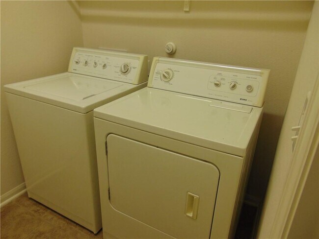 Building Photo - 124 Hollis Ln