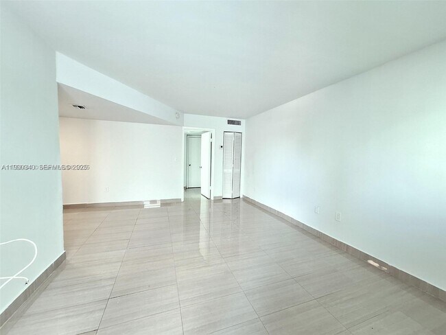 Building Photo - 2011 Bay Dr