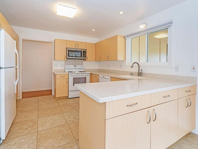 Building Photo - Pet Friendly in Kailua - Enchanted Lakes!