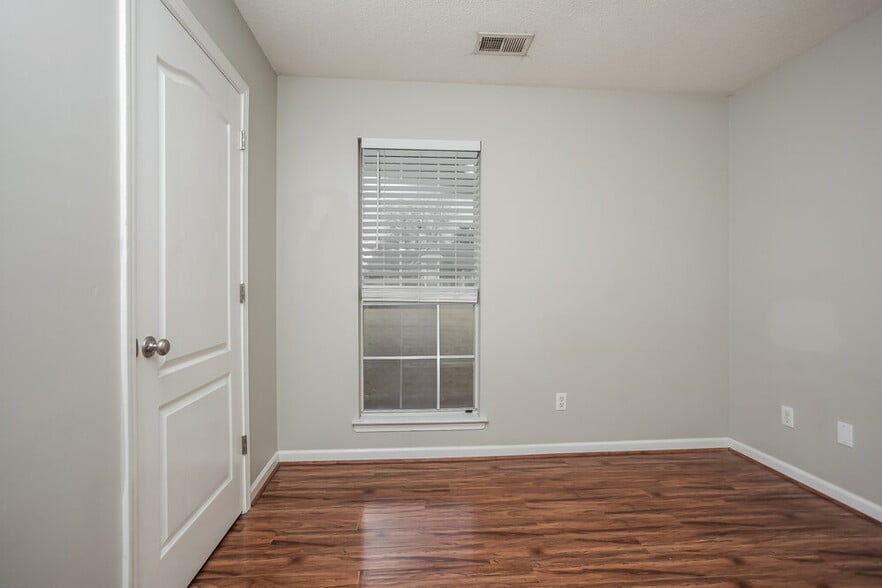 Building Photo - 1329 Annesdale Dr