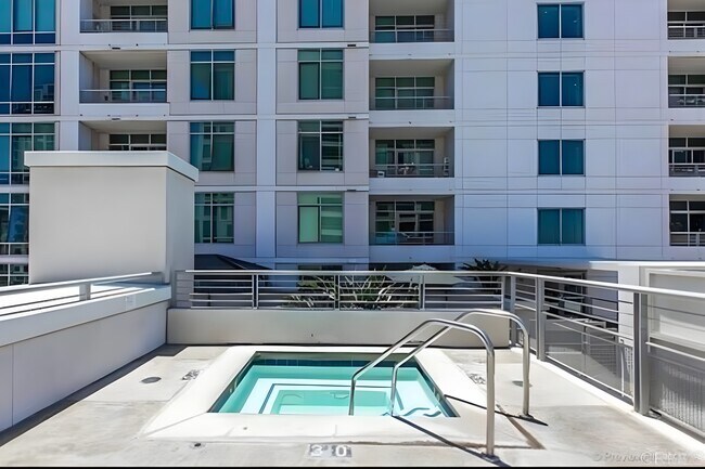 Building Photo - 425 W Beech St