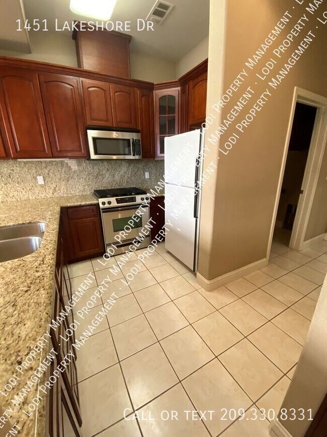 Building Photo - 1451 Lakeshore Dr