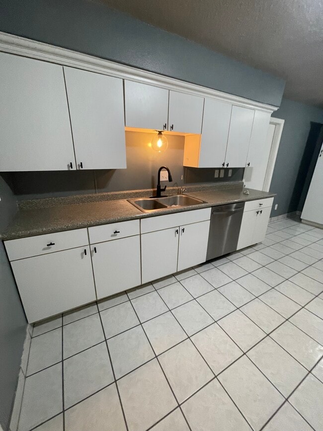 Building Photo - 1209 W Copper Ave