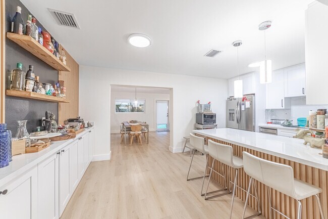 Building Photo - 1020 SW 31st Ave