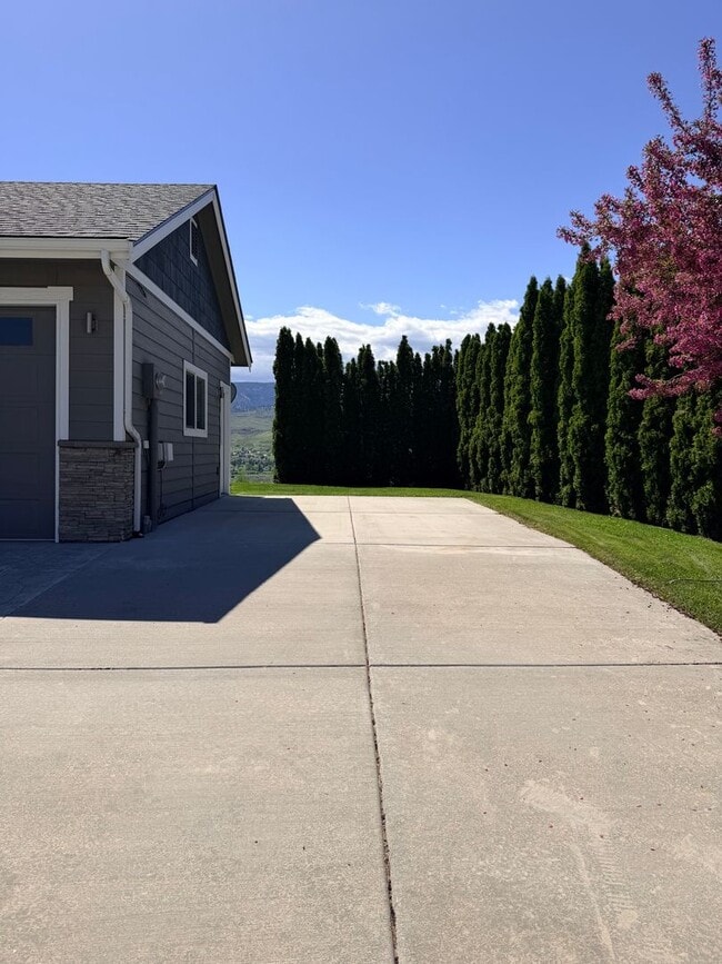 Building Photo - Luxury, golf course living with VIEWS! 3+ bed, 3 bath, three car garage and so much more!
