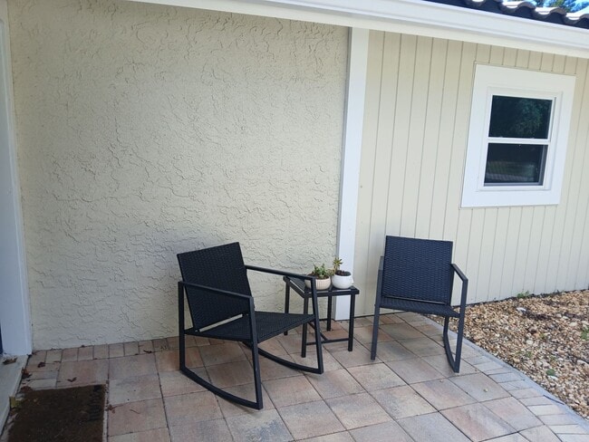 Building Photo - Beautiful, spacious 3 bedroom, 2 bathroom ...
