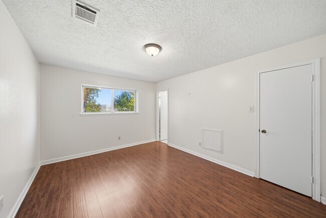 Building Photo - 122 White Cedar St