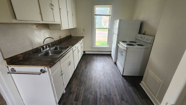 Building Photo - 2 Bedroom, 1 Bathroom with Laundry & Off Street Parking - Available August 1st!