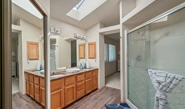 Building Photo - Updated Kent home with outstanding backyard