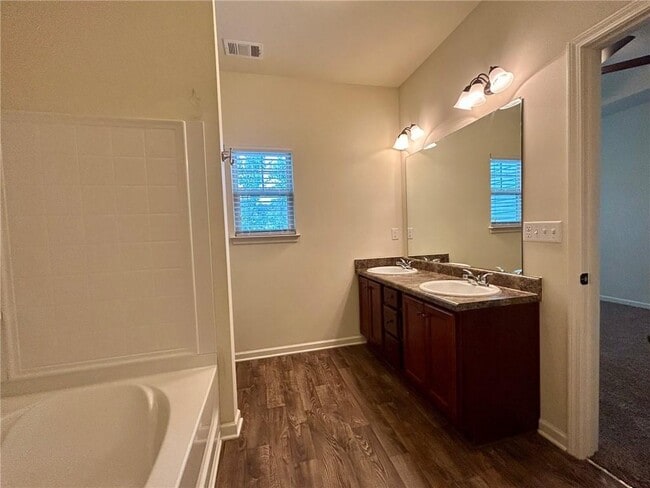 Building Photo - 664 Oakside Pl