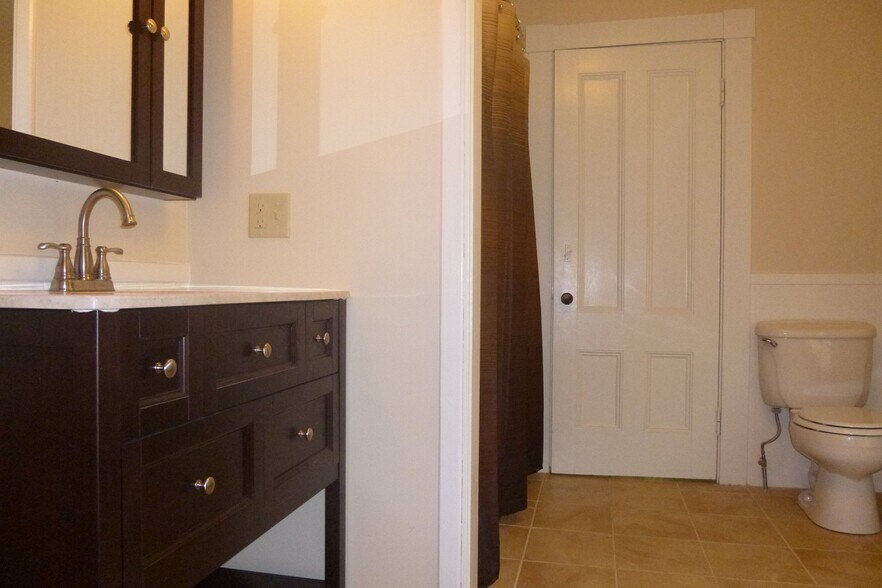 Bathroom - 293 High St
