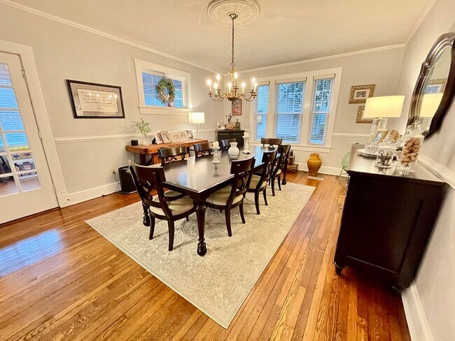 Building Photo - Charming Larchmont 4 Bedroom - 2 Sun Rooms...