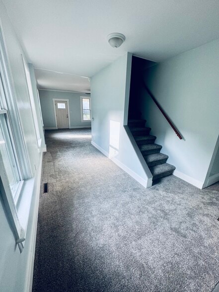 Building Photo - 514 E 9th St