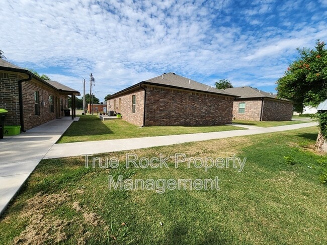 Building Photo - 416 E 13th St