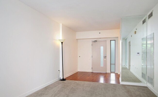 Building Photo - 425 W Beech St