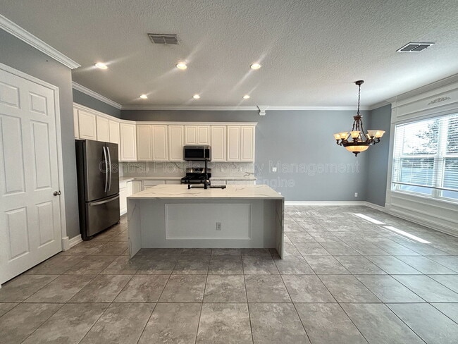 Building Photo - 984 Maypole Dr