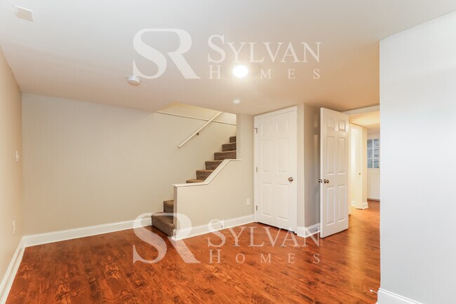 Building Photo - Charming 2BR 1BA Townhome