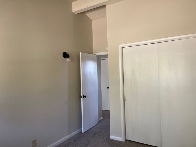 Building Photo - 2307 Colony Dr SW